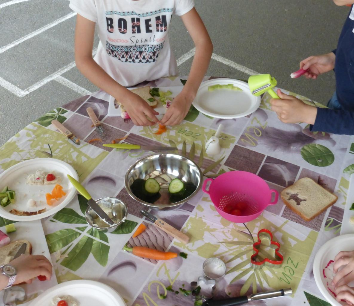 Atelier du goût improvisé dans la cour de l'école